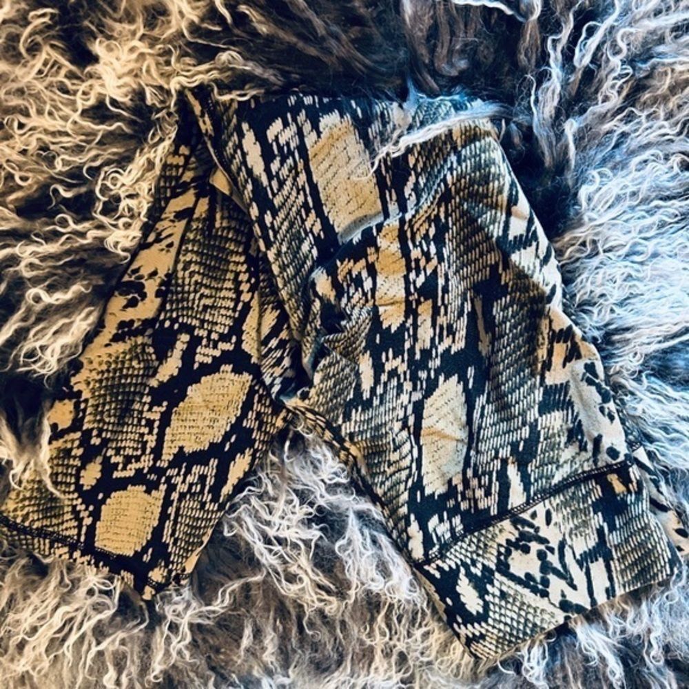 Yoga Capris - Tan Black Snake Print - Size‎ XS